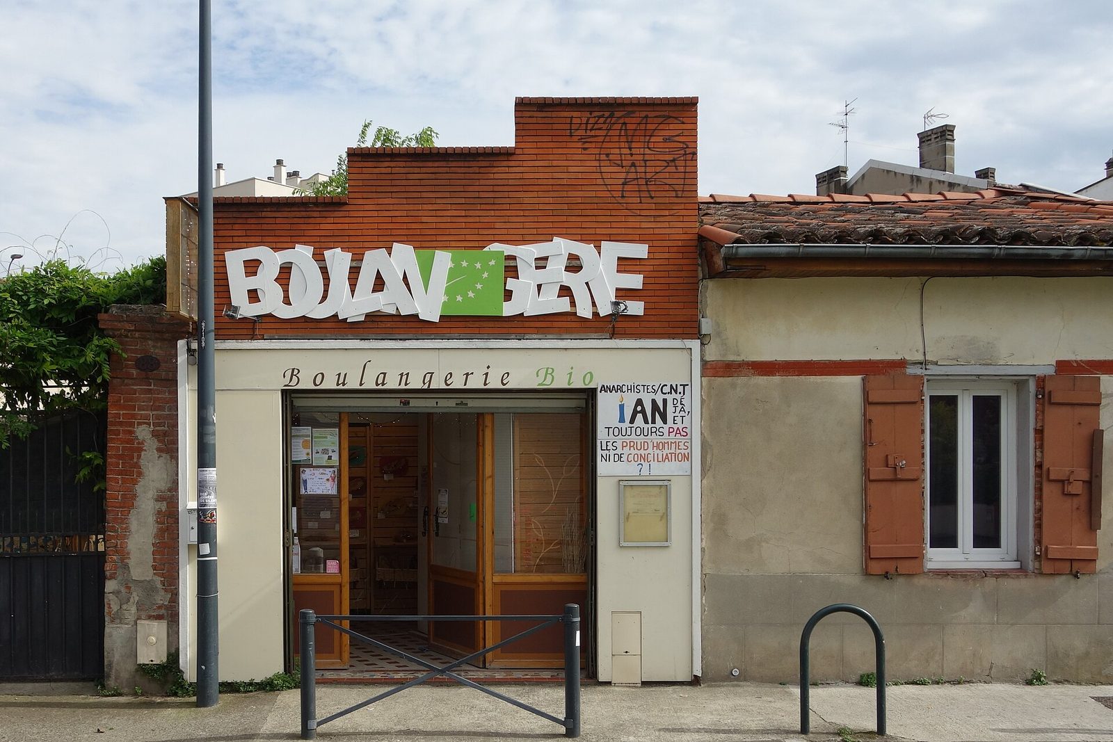 Façade d'une boulangerie bio à Toulouse avec enseigne "BOUANGERIE"