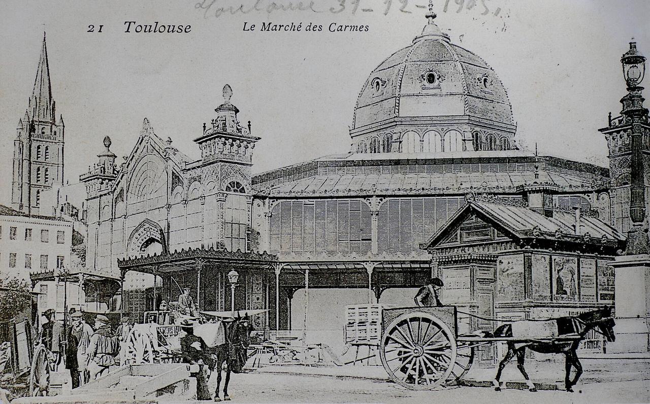 Vue ancienne du marché des Carmes à Toulouse avec ses bâtiments caractéristiques
